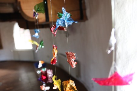 Mobile aus Plastik und Abfall