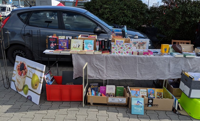 Bücher, Bilder, Farben, Postkarten, CDs, Deko-Artikel. Auf dem Flohmarkt finden sich neue Nutzer dieser Dinge.