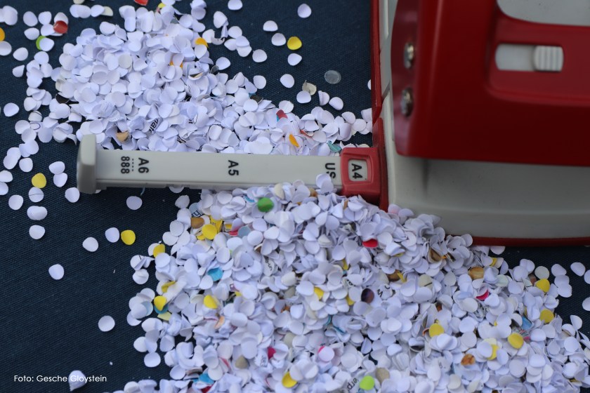 Konfetti aus Papierresten.
