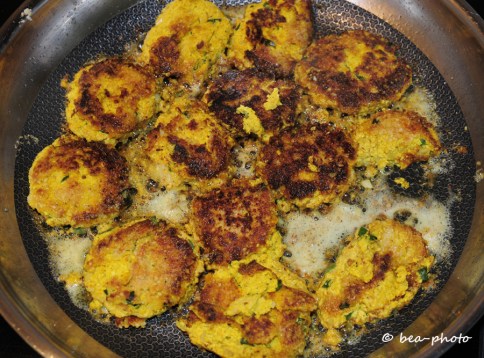 Sojafrikadellen braten in der Pfanne goldbraun aus.