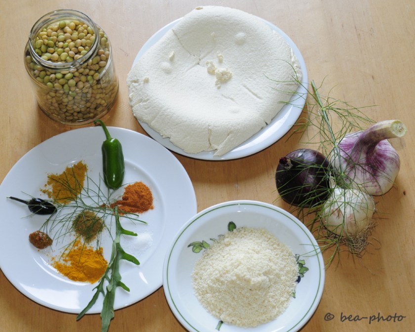 Tofumasse, Sojabohnen, Gewürze und Mandelmehl vereinen sich zu leckeren Frikadellen.