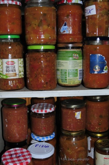 Tomatensauce selber gemacht in Gläsern.