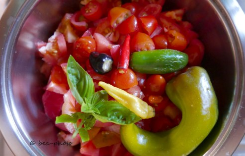 Tomaten, Chilis und Basilikum ergeben eine leckere selbstgemachte Sauce.