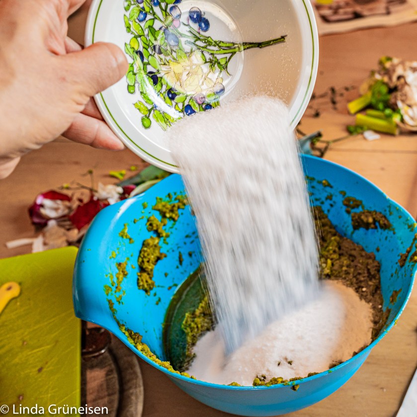 Salzzugabe für Gemüsepaste