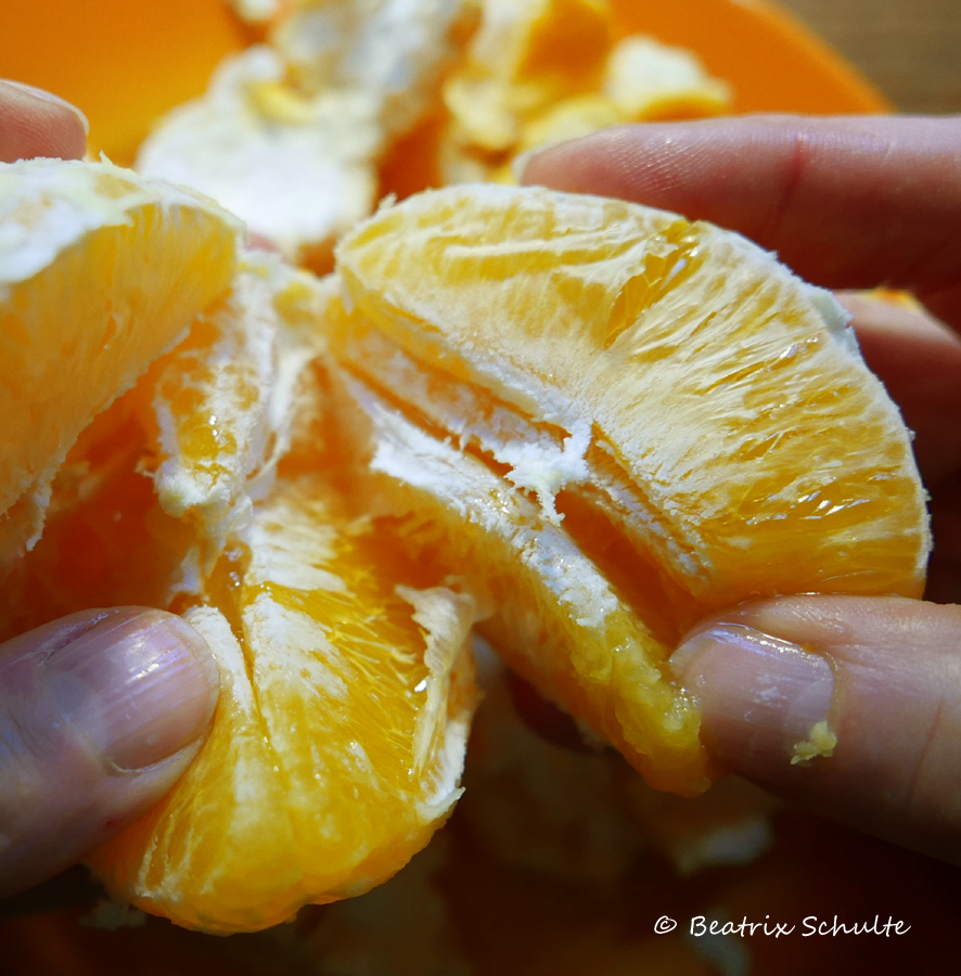 Saftige Orangen aus der hand essen