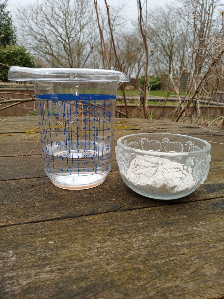 Die Zutaten für die Shampoo-Alternative: Roggenmehl und Wasser.