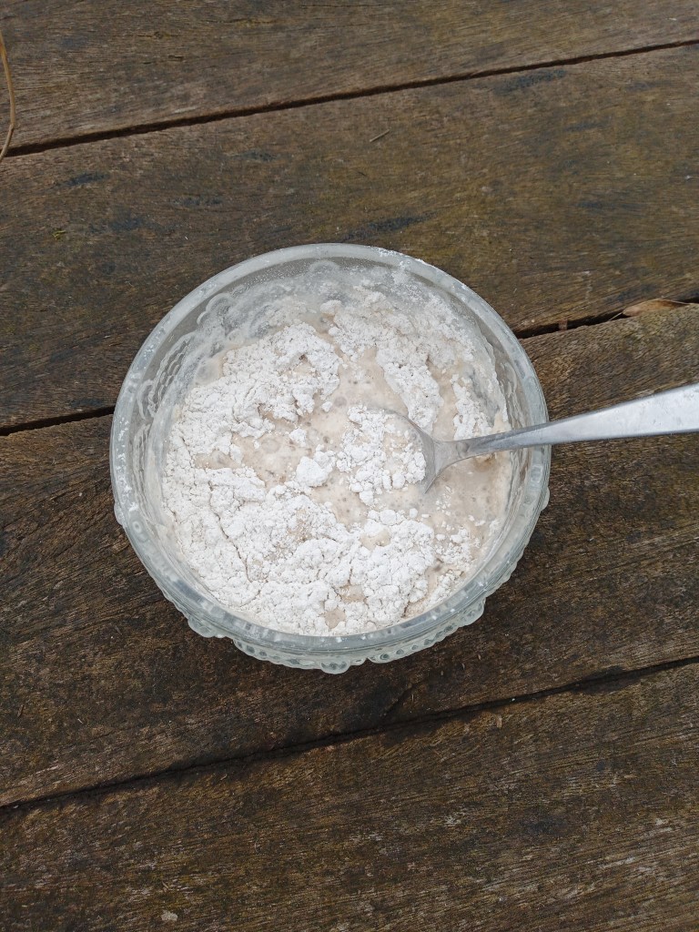 Die Mehl-Wasser-Mischung muss gut miteinander vermengt werden, so dass keine Klumpen mehr vorheanden sind.